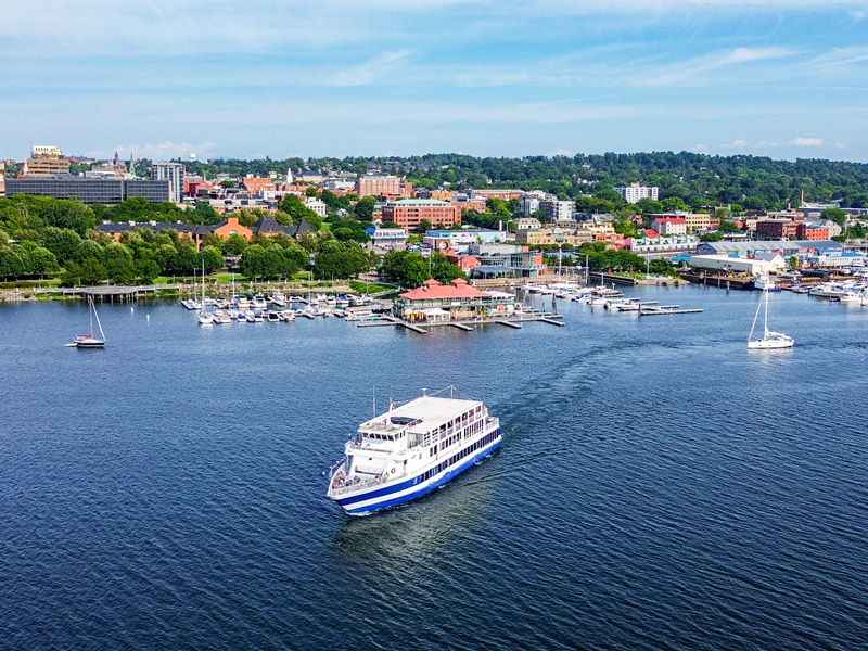 The Spirit of Ethan Allen departs from the Burlington Waterfront